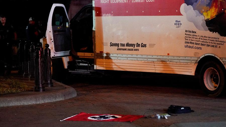 23.mai.23 - Uma bandeira nazista e outros objetos recuperados de um caminhão alugado que colidiu com as barreiras de segurança no Lafayette Park em frente à Casa Branca em Washington, EUA - NATHAN HOWARD/REUTERS