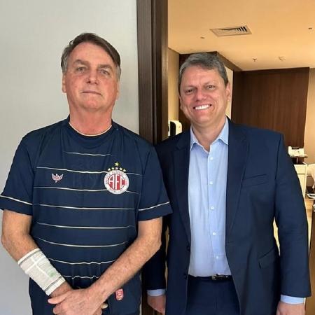 O governador de São Paulo, Tarcísio de Freitas (Republicanos), visitou o ex-presidente Jair Bolsonaro (PL) após cirurgia