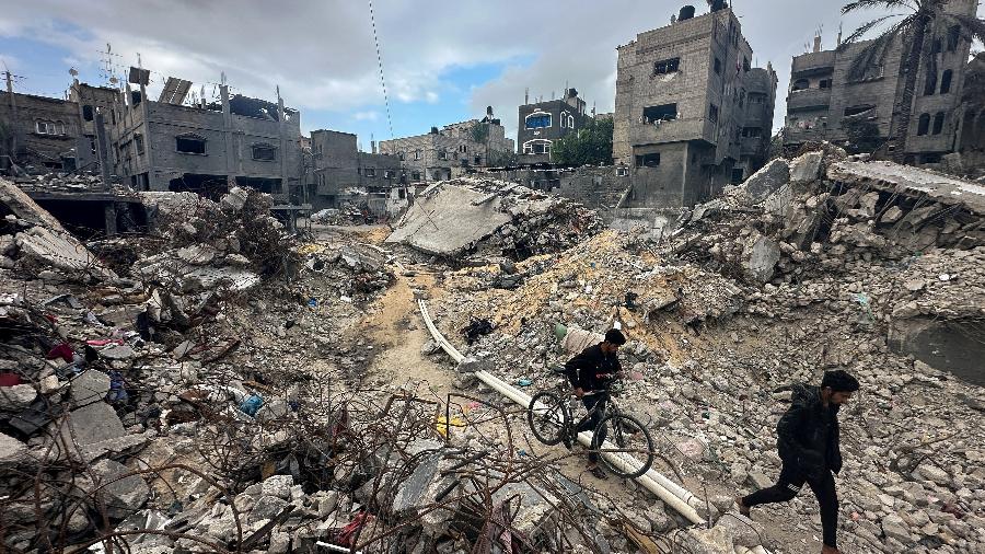 Palestinos inspecionam casas destruídas em ataques israelenses em Khan Younis, na Faixa de Gaza