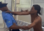 Homem é preso após quebrar vidraça e brigar em posto de saúde no ES - Reprodução/X