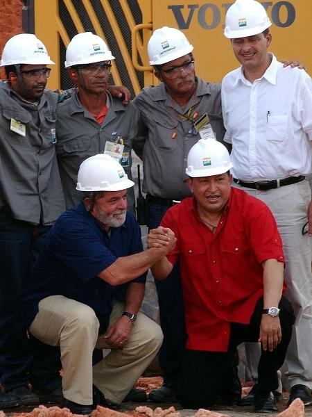 Lula cumprimenta Chávez com funcionários da obra e o ex-governador pernambucano Eduardo Campos ao fundo
