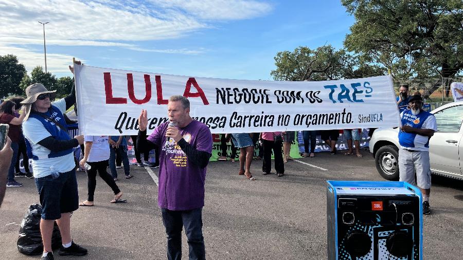 18.04.24 - Grevistas protestam por aumento na educação em frente ao Palácio da Alvorada - Lucas Borges Teixeira/UOL
