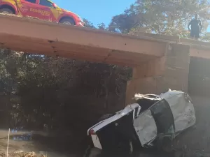Adolescente morre após picape na qual ela estava cair de ponte em Goiás