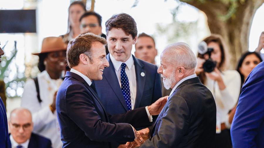 14.jun.2024 - Presidente Lula conversa com o presidente da França, Emmanuel Macron (e), e com o primeiro-ministro do Canadá, Justin Trudeau, durante evento do G7 na Itália