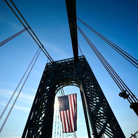 Bandeira dos EUA pendurada na ponte George Washington sobre o rio Hudson, entre Nova Jersey e a cidade de Nova York - Mike Segar - 14.jun24/Reuters