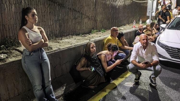 Pessoas se protegem em carro durante ataque emTel Aviv