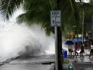 Supertufão leva ondas de 14 m para Filipinas; é a 6ª tempestade em um mês