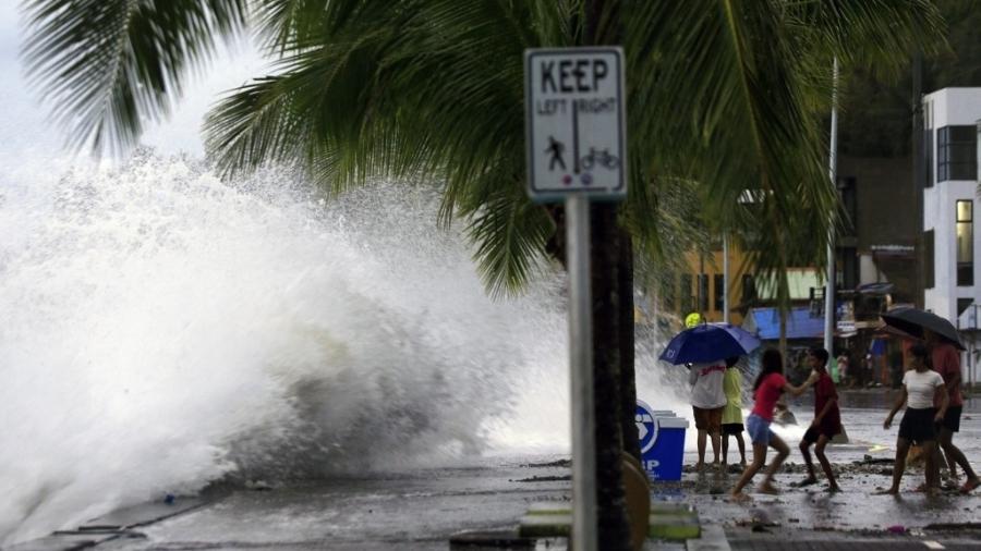 Grandes ondas na cidade de Legaspi, privíncia de Albay, antes do esperado supertufão Man-yi, em 16 de novembro de 2024