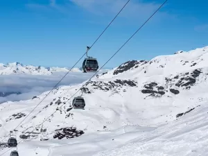 Teleférico cai na França e deixa 8 feridos; 2 estão em estado grave