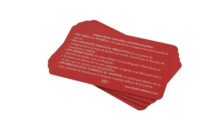 Red Cards (Cartões vermelhos) são pequenos folhetos com informações sobre direitos de imigrantes ilegais, que estão sendo distribuídos nos EUA