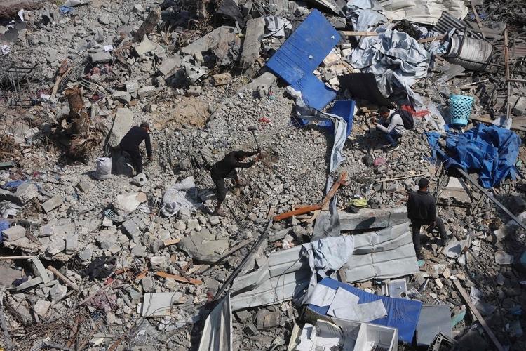Imagem aérea mostra palestinos buscando sobreviventes em escombros de casas bombardeadas na Faixa de Gaza Imagem aérea mostra palestinos buscando sobreviventes em escombros de casas bombardeadas na Faixa de Gaza
