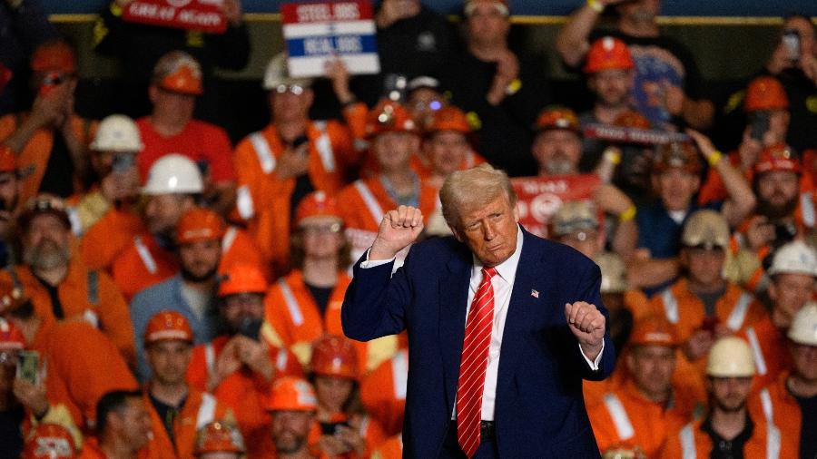 Trump discursa durante um comício na US Steel-Irvin Works, em West Mifflin, Pensilvânia Trump discursa durante um comício na US Steel-Irvin Works, em West Mifflin, Pensilvânia