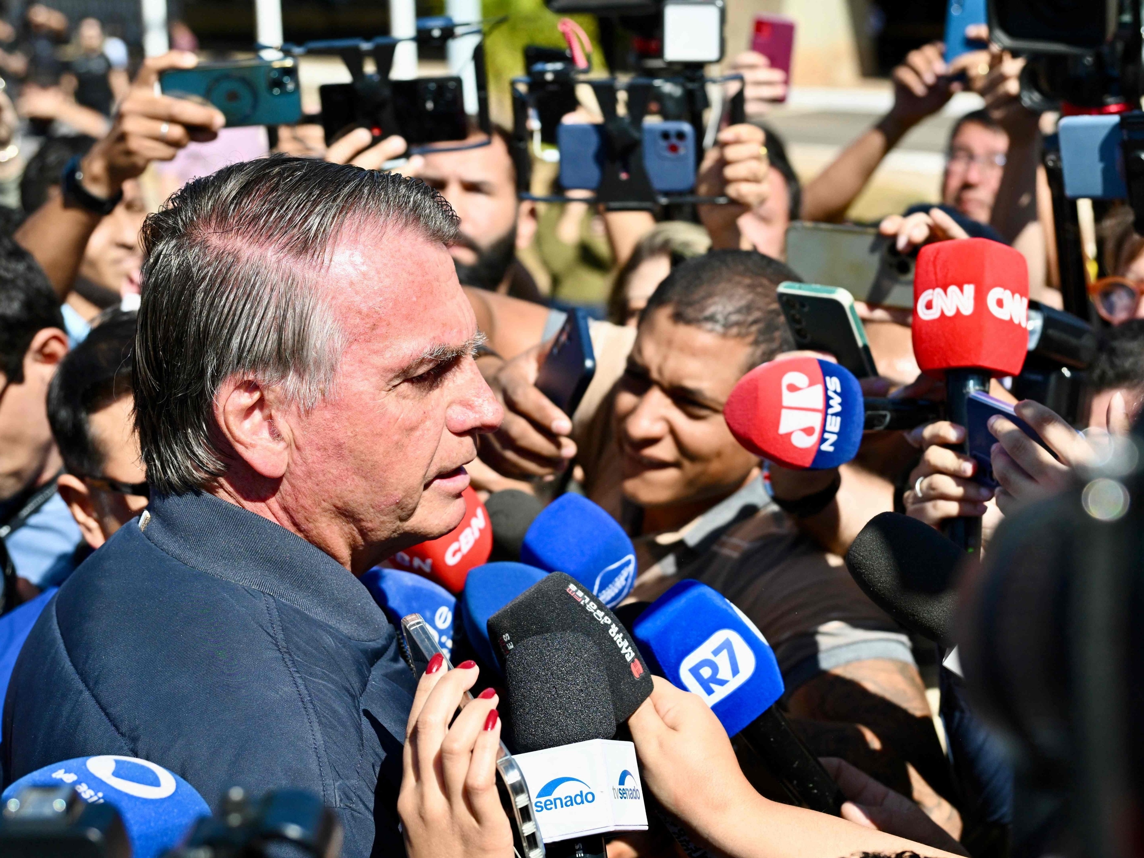 Suprema humilhação, diz Bolsonaro após colocar tornozeleira eletrônica