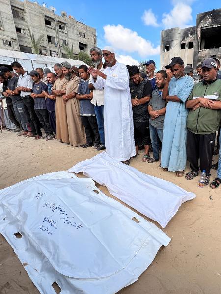 Pessoas rezam durante funeral em Gaza Pessoas rezam durante funeral em Gaza