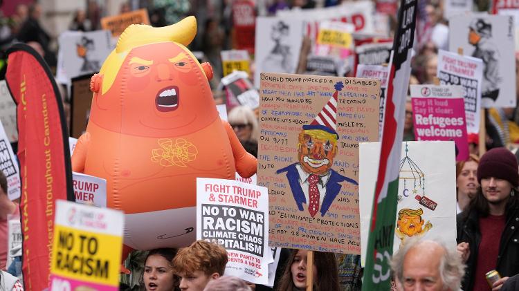 Manifestantes protestam nas ruas de Londres contra o presidente dos EUA, Donald Trump, que faz visita de Estado ao Reino Unido