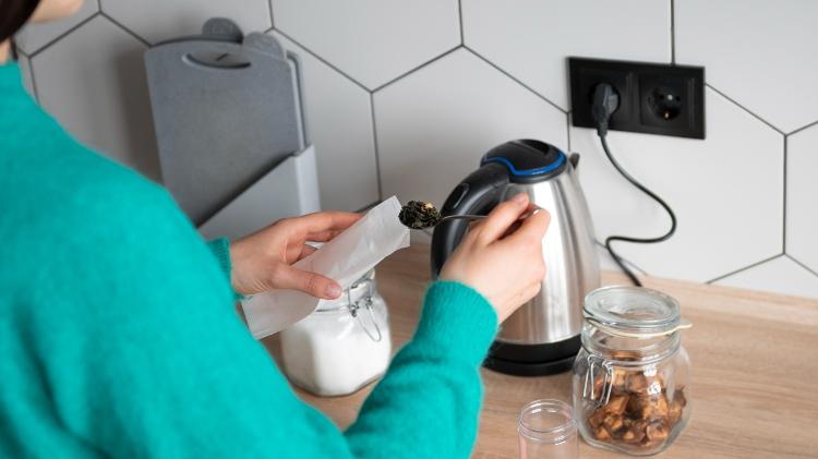 Eletrodomésticos devem ser retirados da tomada após o uso Eletrodomésticos devem ser retirados da tomada após o uso