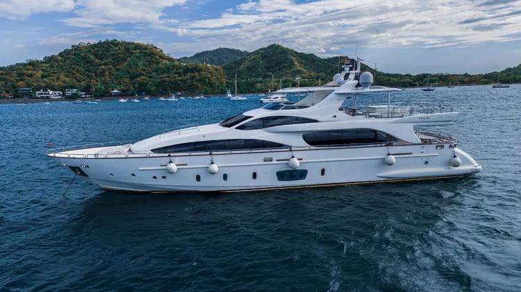 Azimut 105 Grande, fabricado em 2006, tem cerca de 32 metros de comprimento e estrutura feita em fibra de vidro Azimut 105 Grande, fabricado em 2006, tem cerca de 32 metros de comprimento e estrutura feita em fibra de vidro