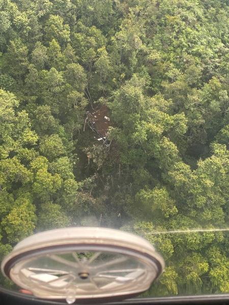 16.04.26 - Detritos no local da queda de um helicóptero na região de Sekadau, província de Kalimantan Ocidental, na Indonésia