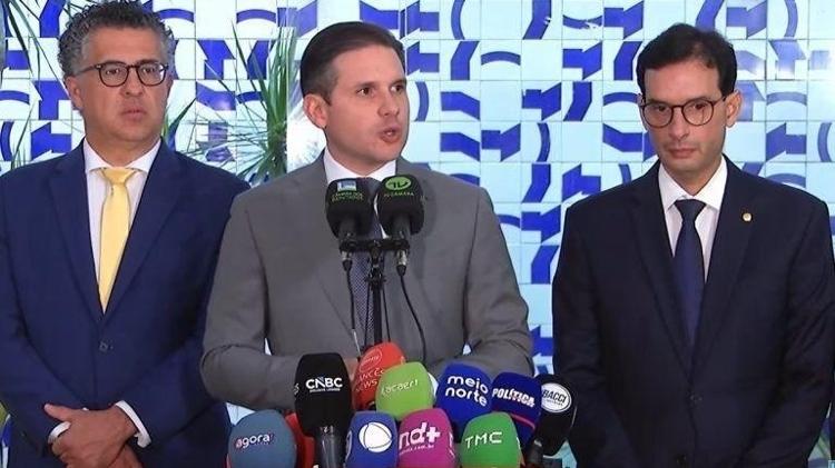Presidente da Câmara, Hugo Motta, concede entrevista ao lado dos deputados Alencar Santana (esq.) e Leo Prates, respectivamente presidente e relator da comissão sobre o fim da escala 6x1