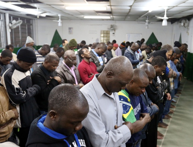 Muçulmanos senegaleses rezam em uma mesquita na região central de São Paulo - Alex Silva/Estadão Conteúdo