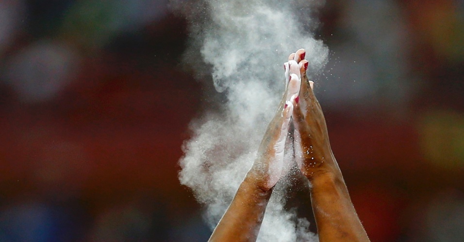 26.ago.2015 - Mãos da atleta Yarisley Silva de Cuba aplaude antes de uma tentativa do salto com vara durante o 15º Campeonato Mundial de Atletismo, realizado em Pequim, na China