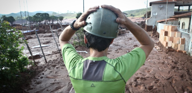 Voluntários e agentes da Defesa Civil trabalham no resgate de moradores e animais - Leo Fontes/O Tempo/Estadão Conteúdo