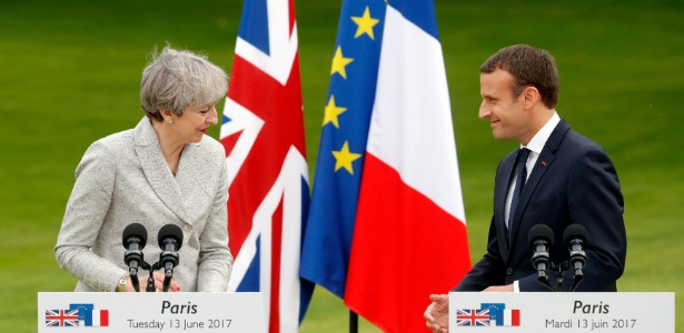 O presidente francês, Emmanuel Macron, e a premiê britânica, Theresa May, se encontram no Palácio do Eliseu, em Paris - Philippe Wojazer/Reuters