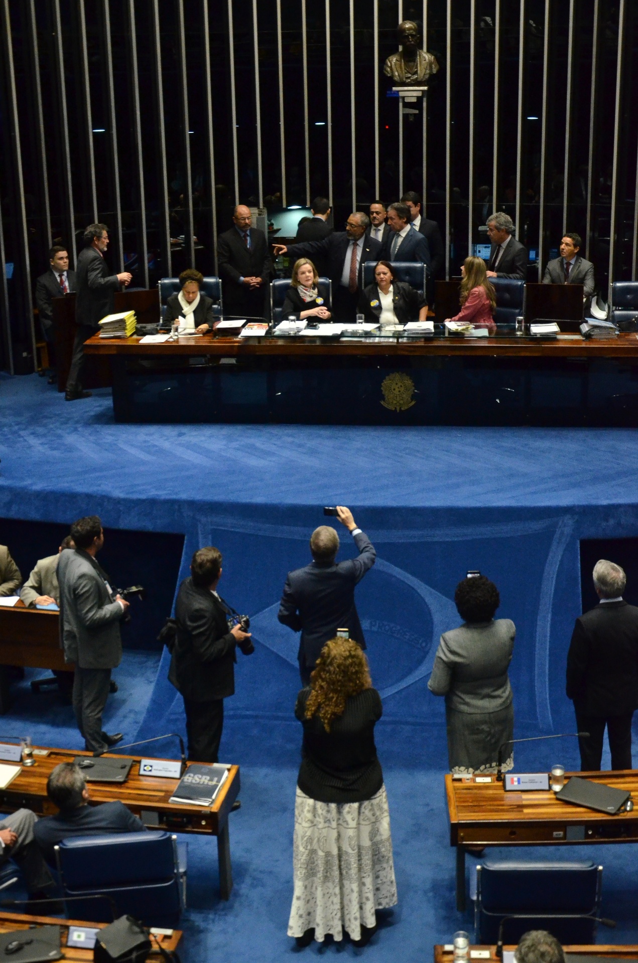11.jul.2017 - Posição tentou argumentar com a oposição, durante a ocupação da mesa, para a retirada das senadoras e o início da votação - Renato Costa/Estadão Conteúdo