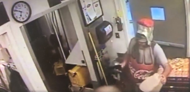 O homem vestido de Coca-cola assaltou uma lanchonete no Kentucky, EUA - Reprodução/Facebook