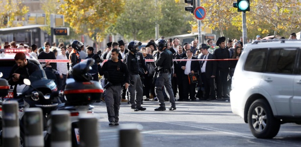 Policiais cercam local onde um guarda foi esfaqueado neste domingo (10) - Ronen Zvulun/Reuters