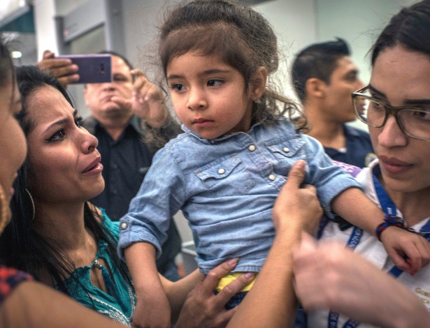 Fernanda Jacqueline Davila, 2 anos, com parentes depois de retornar a San Pedro Sula, Honduras - Daniele Volpe/The New York Times