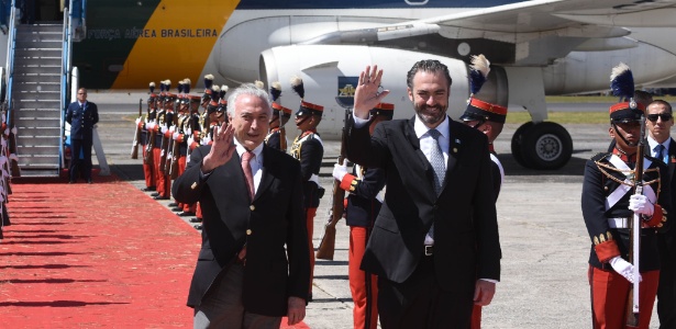 16.nov.2018 - Presidente do Brasil, Michel Temer (e), é recebido pelo ministro da Economia da Guatemala, Acisclo Valladares, ao desembarcar na Cidade da Guatemala - ORLANDO ESTRADA / AFP