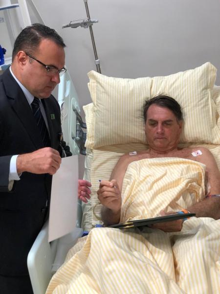 31.jan.2019 - O presidente Jair Bolsonaro (PSL) despacha de quarto do hospital Albert Einstein, em São Paulo - Divulgação/Presidência da República