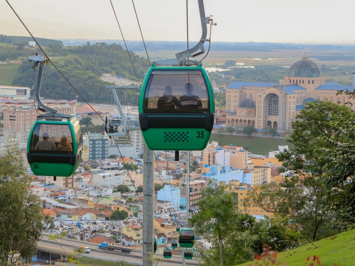 Teleférico em Aparecido: falha deixa turistas suspensos a 120 metros de  altura