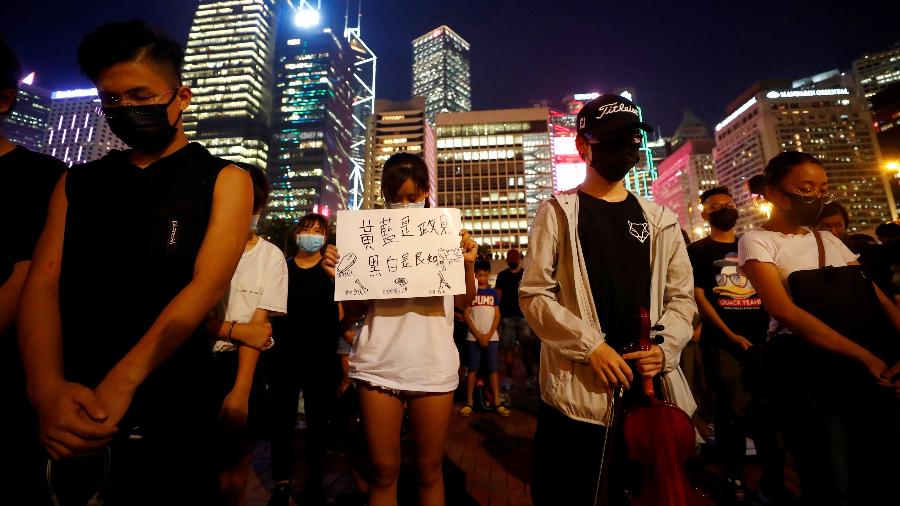 Estudantes fazem protesto a favor de uma reforma política do lado de fora do prédio da prefeitura de Hong Kong - Kai Pfaffenbach/Reuters