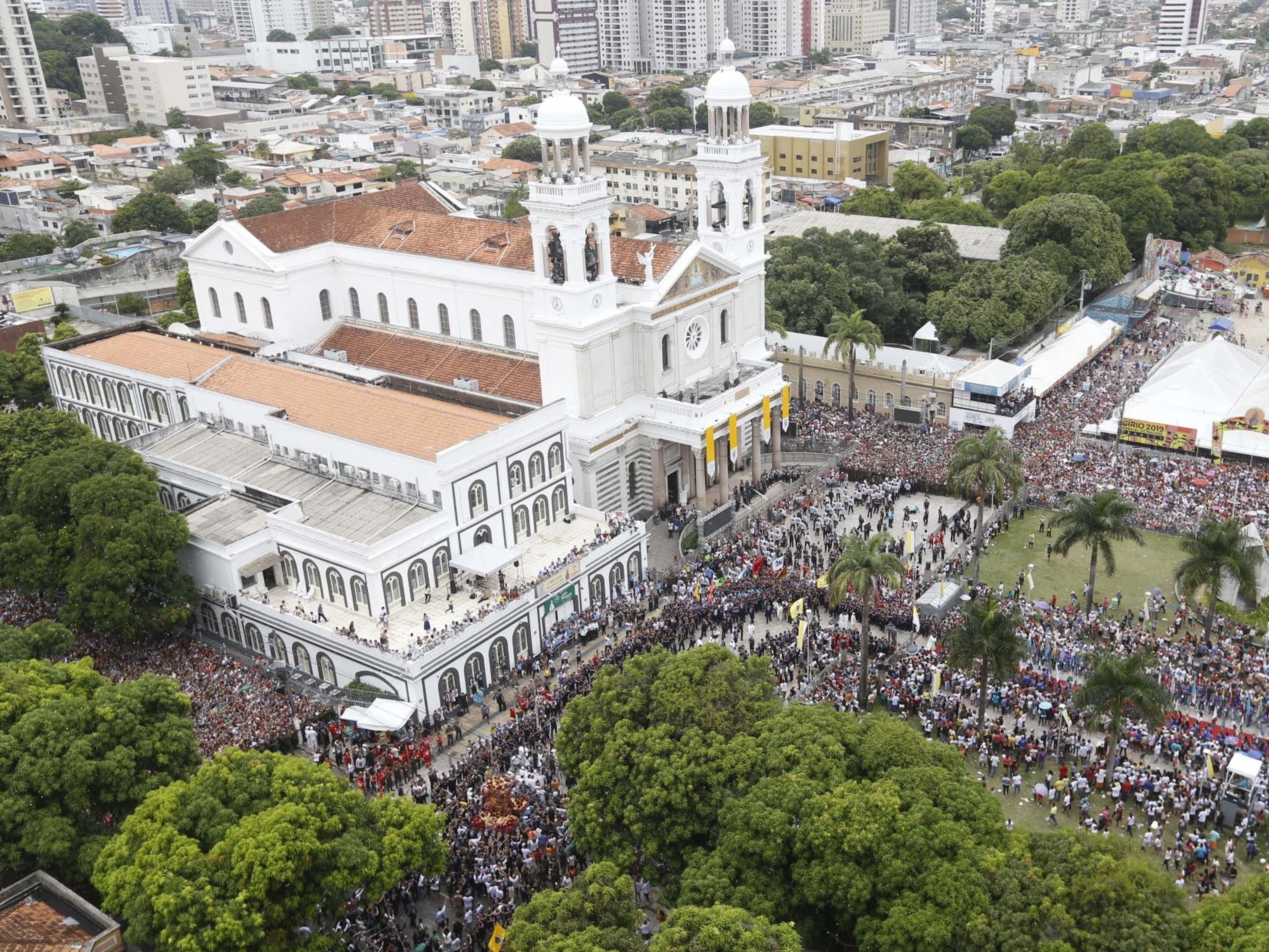 Bolsonaro vai à festa do Círio; Lula, que é apoiado por Helder, não deve ir