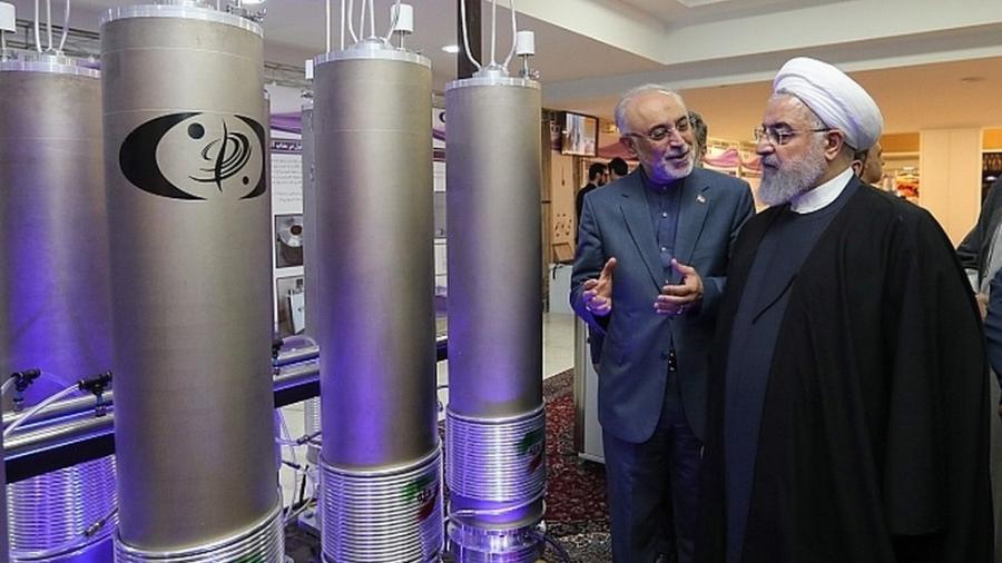 O governo do presidente iraniano Hassan Rouhani (à direita) afirmou que vai aumentar o enriquecimento de urânio - EPA