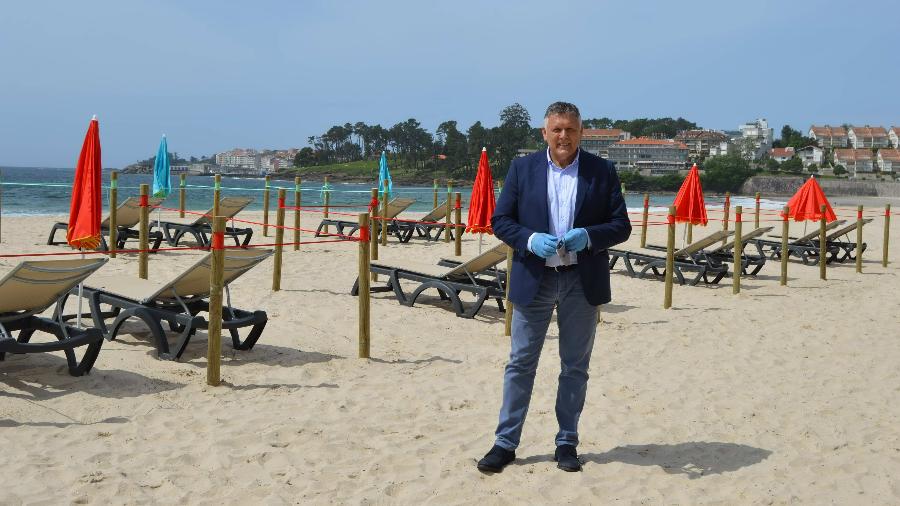 O prefeito de Sanxenxo, Telmo Martín, na praia de Silgar, onde foram instaladas estacas para limitar área de banhistas - Divulgação