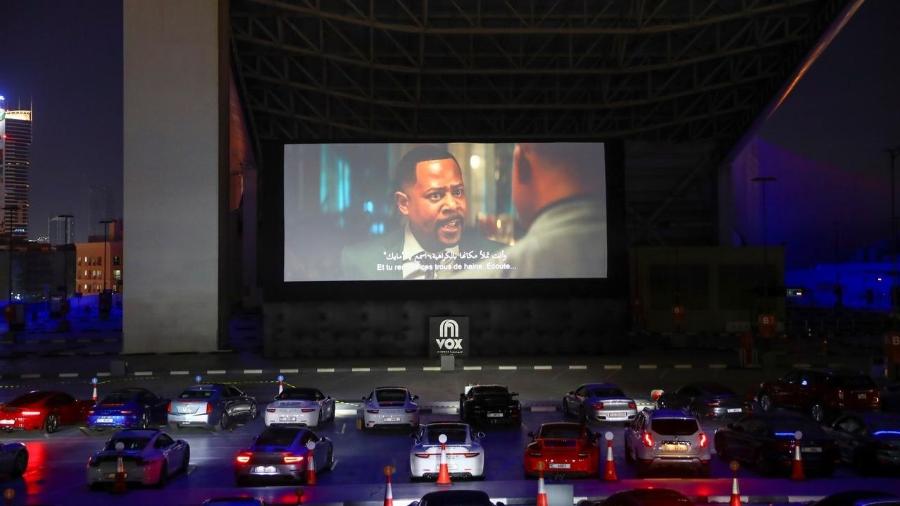 Pessoas em seus carros assistindo a um filme no cinema drive-in após o surto de coronavírus, em Dubai, Emirados Árabes Unidos - Ahmed Jadallah/Reuters