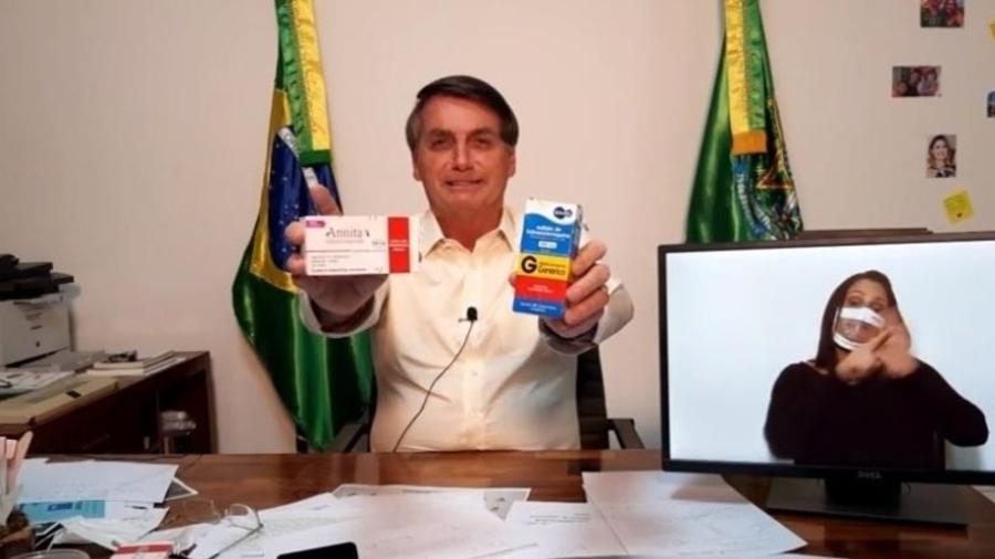 Jair Bolsonaro exibe caixas de hidroxicloroquina e Annita em live no Facebook e YouTube - Reprodução/Facebook