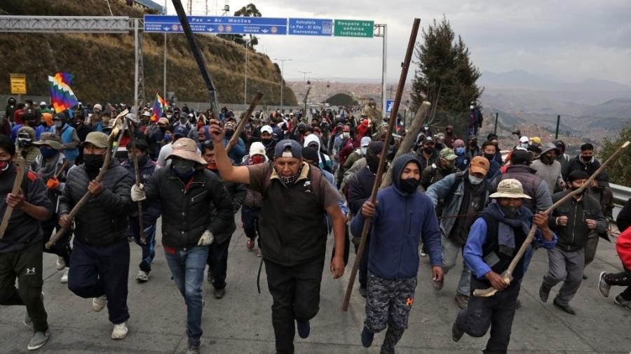 Manifestantes favoráveis a Evo Morales bloqueiam estrada entre La Paz e El Alto após eleições serem adiadas novamente na Bolívia - Luis Gandarillas/AFP