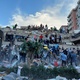 30/10/2020 - Pessoas fazem buscas em prédio que ruiu após terremoto em Izmir, na Turquia - Tuncay Dersinlioglu/Reuters