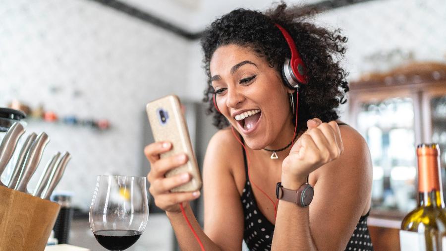 Aplicativos para baixar música variam entre pagos e gratuitos - FG Trade/Getty Images