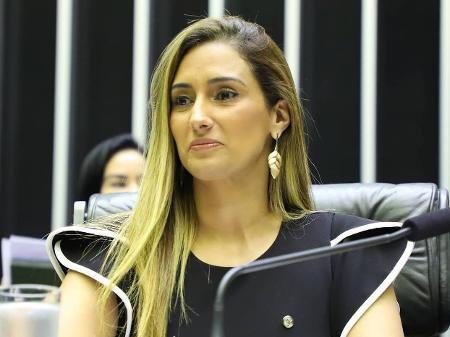 MP pede que TCU apure nomeação de Flávia Arruda por Bolsonaro