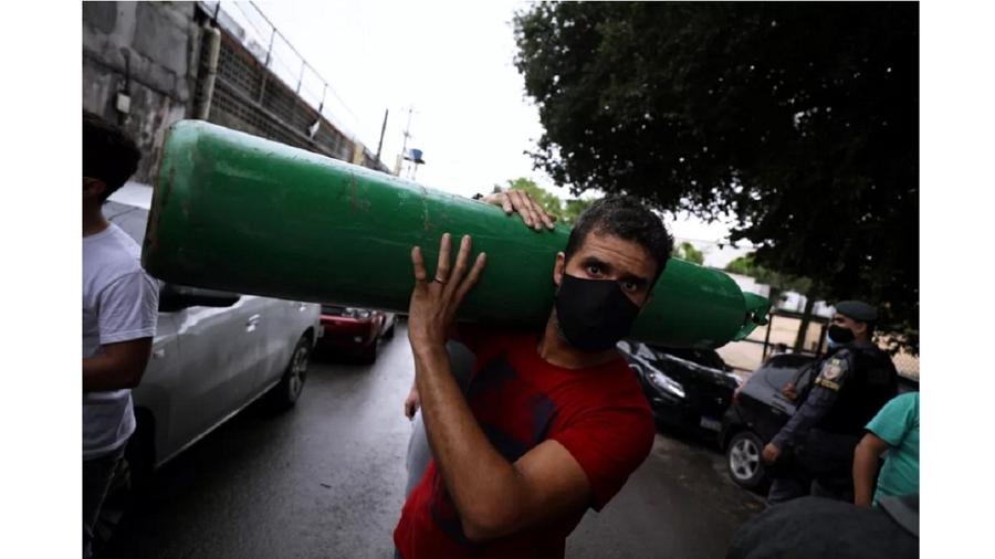 Homem em Manaus carrega, em desespero, cilindro de oxigênio durante a crise que matou sufocados pacientes de Covid-19 na cidade. Poderia ilustrar com um gol de Neymar ou com a foto de um ministro do Supremo. Mas esta me parece mais eloquente, traduzindo com eficiência o que está realmente está em jogo - Foto: Bruno Kelly/Reuters