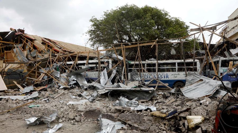 25.nov.2021 - Estruturas e ônibus escolares foram danificados após a explosão de um carro em um atentado perto da escola primária e secundária no distrito de Hodan em Mogadíscio, capital da Somália - REUTERS / Feisal Omar