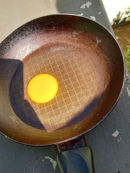 Moradora frita ovo em frigideira com calor do sol - Arquivo Pessoal