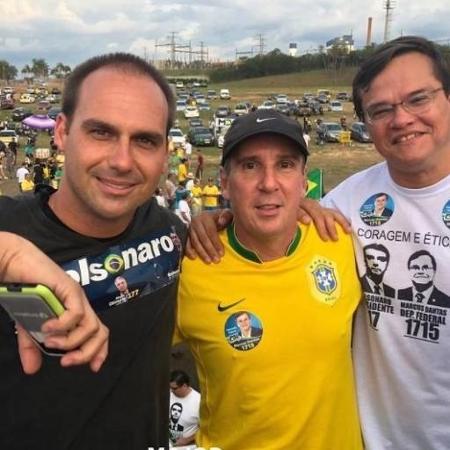 Em foto nas redes sociais, Tafner aparece vestido com uma camisa amarela da seleção brasileira de futebol, ao lado do deputado Eduardo Bolsonaro (PL-SP) - Reprodução/Instagram