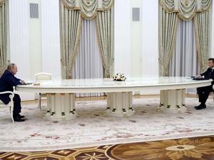 O presidente russo, Vladimir Putin, em reuniao com o presidente francês, Emmanuel Macron - SPUTNIK/via REUTERS - SPUTNIK/via REUTERS