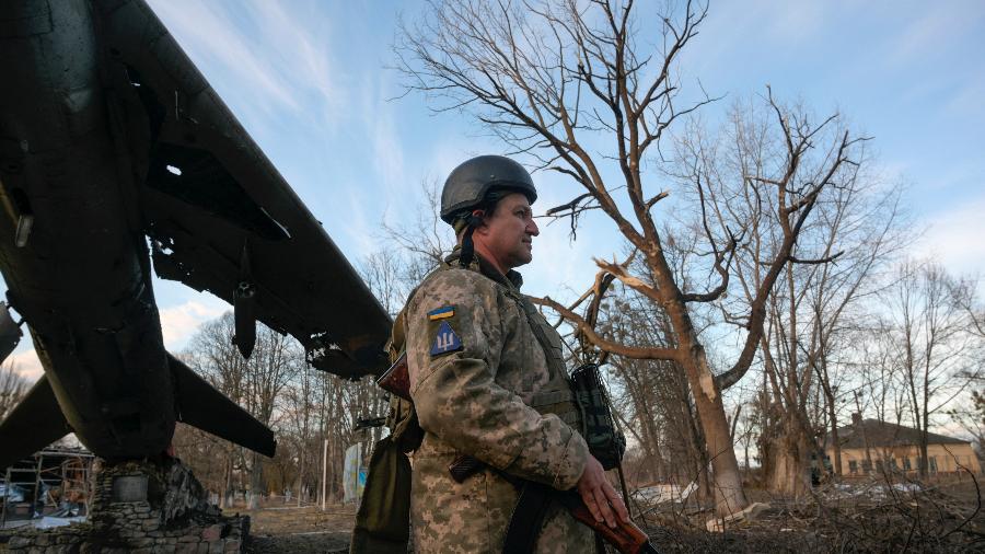 Soldado ucraniano na base aérea militar Vasylkiv, na região de Kiev, capital da Ucrânia - Maksim Levin/Reuters